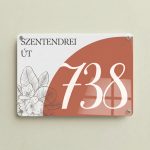 Terrakotta színű modern virágos házszámtábla egyedi felirattal.