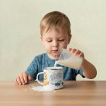 Saját neves gyerek pléh bögre – járműves mintával