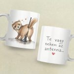 Szerelmes nyest autóantennához dörgölőzve, „Te vagy nekem az antenna...” feliratos vicces bögre.