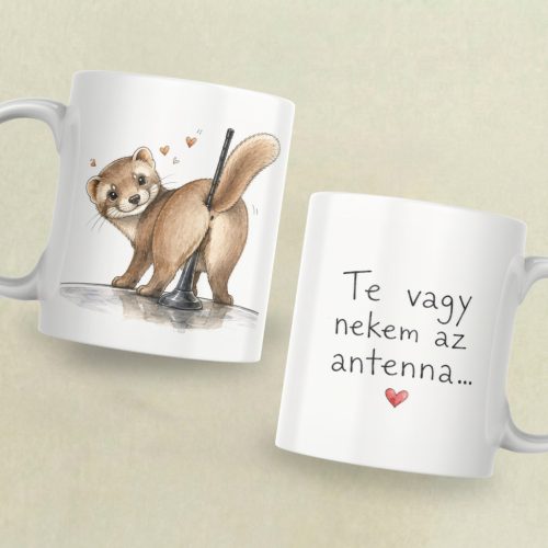 Szerelmes nyest autóantennához dörgölőzve, „Te vagy nekem az antenna...” feliratos vicces bögre.