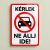 Kérlek, ne állj ide! tábla piros kerettel és áthúzott autó grafikával