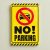 Sárga-fekete NO PARKING tábla áthúzott autó grafikával