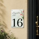 Elegáns virágos egyedi házszámtábla fémlapon – Álló 20x30cm