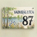 Vadvirágos tóparti házszámtábla – egyedi utcanévvel és házszámmal, fémlapon 30x20 cm