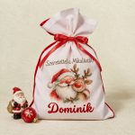 Névre szóló Mikulászsák Mikulás és rénszarvas mintával, piros szalaggal – 20 × 30 cm